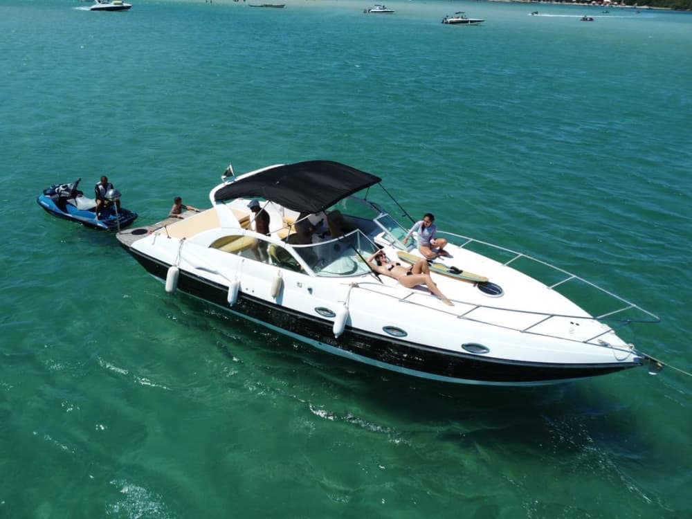 Le meilleur de Cabo Frio se trouve sur l'eau : votre journée privée complète en bateau à moteur