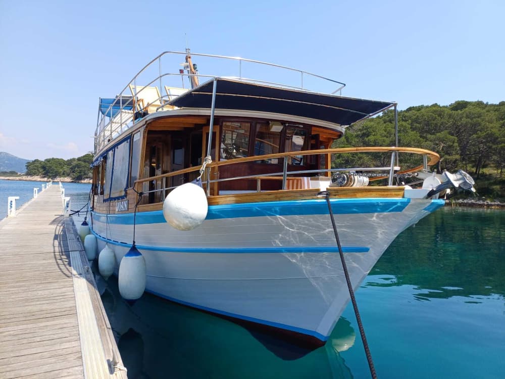 Découvrez Hvar lors d'une excursion d'une journée en bateau à moteur.
