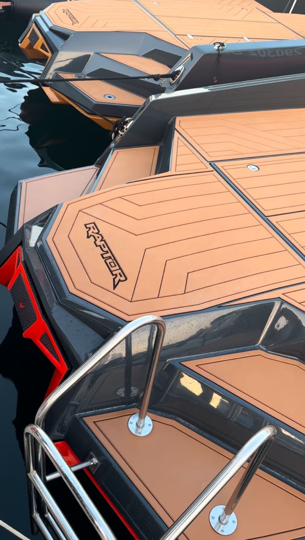 Explora las bahías escondidas del condado de Dubrovnik-Neretva en una lancha motora.