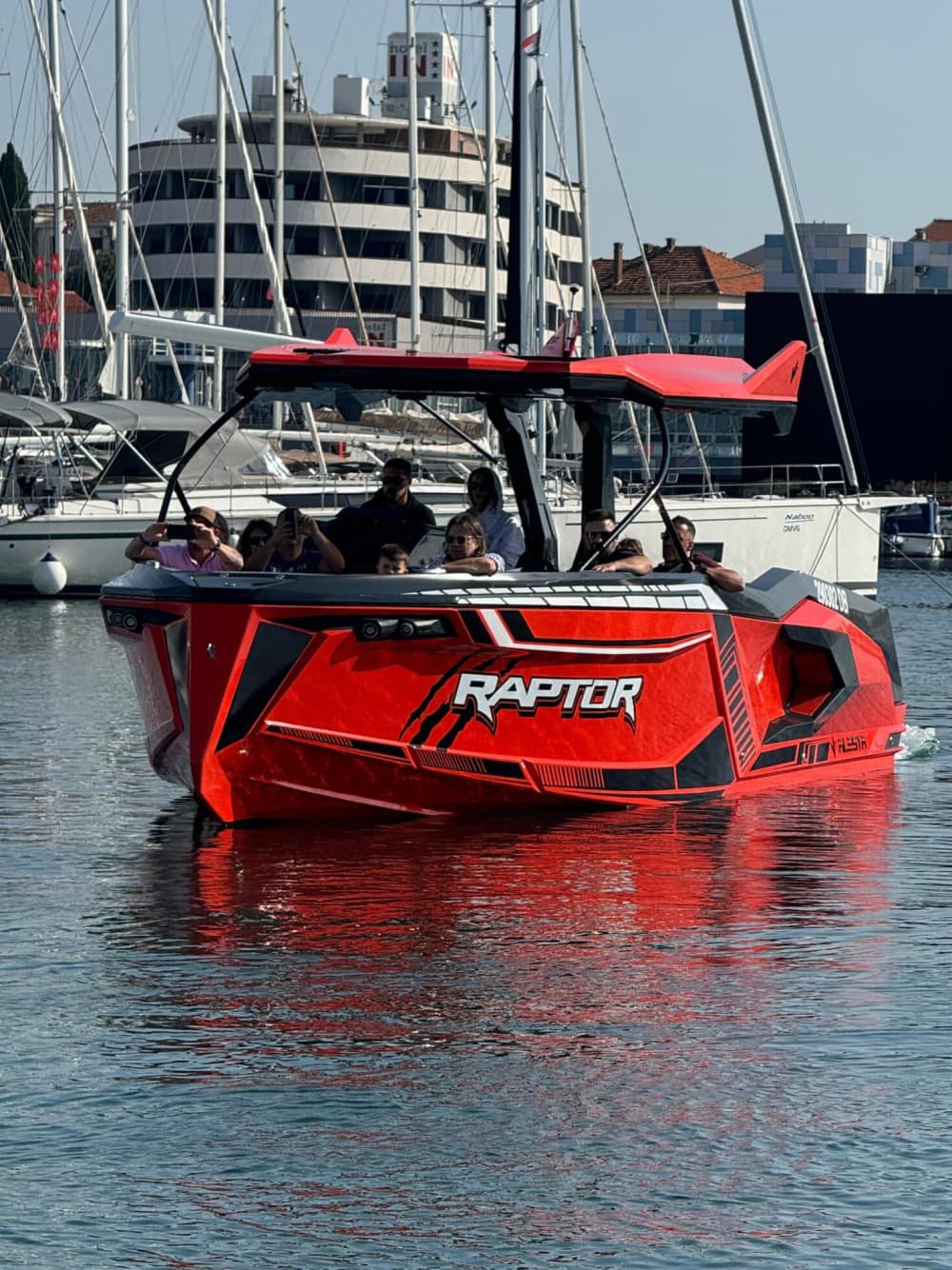 Explora las bahías escondidas del condado de Dubrovnik-Neretva en una lancha motora.