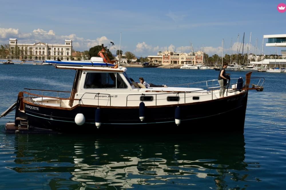 Naviga per 2 ore su un minorchino a Valencia.