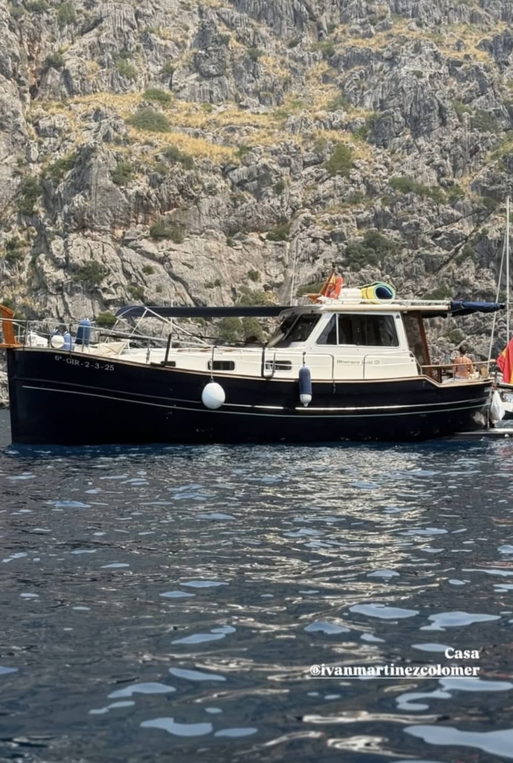 Naviga su un motoscafo classico nella baia di Valencia per 4 ore