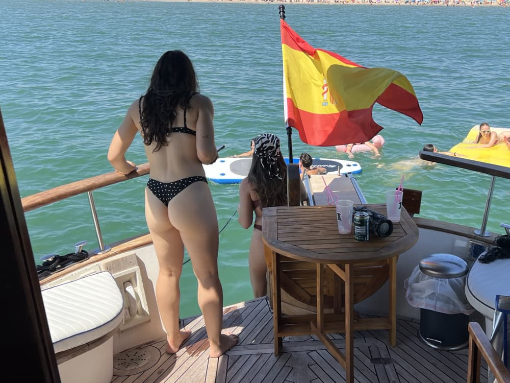 Naviga su un motoscafo classico nella baia di Valencia per 4 ore