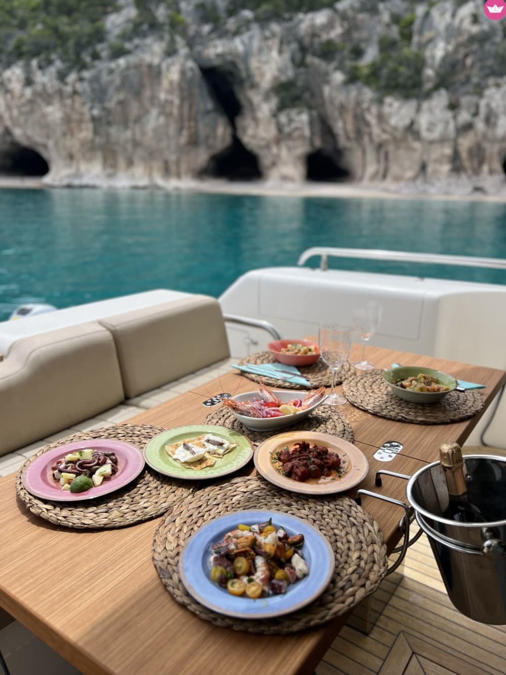 Tour in barca full day con soste nell’Area Protetta di Villasimius