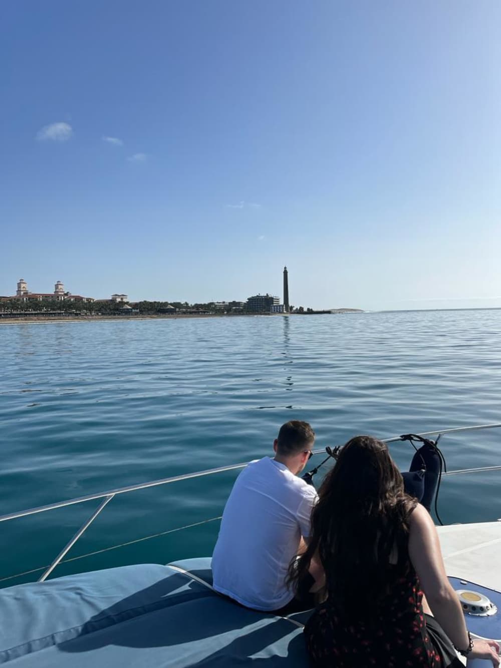 Reserve meio dia para relaxar em um passeio de lancha em Maspalomas.