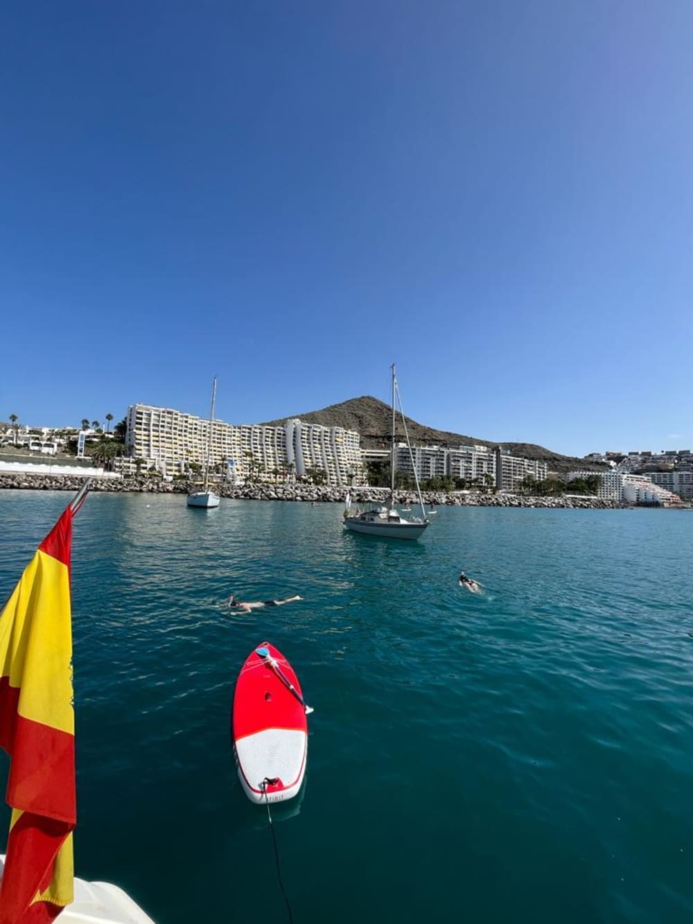 Reserve meio dia para relaxar em um passeio de lancha em Maspalomas.