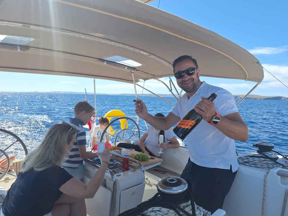 Excursion en bateau privé à Comino (Blue Lagoon, Crystal Lagoon et Grottes)