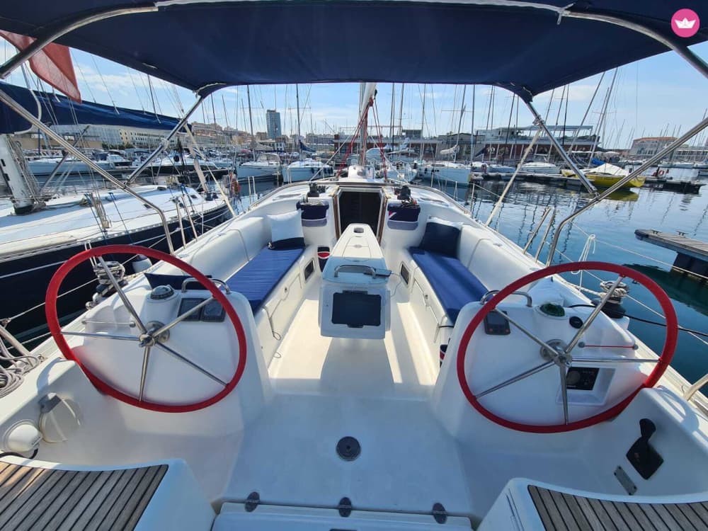 Naviga verso la serenità: una crociera di un giorno alla scoperta della bellezza incontaminata dell'isola di Dia