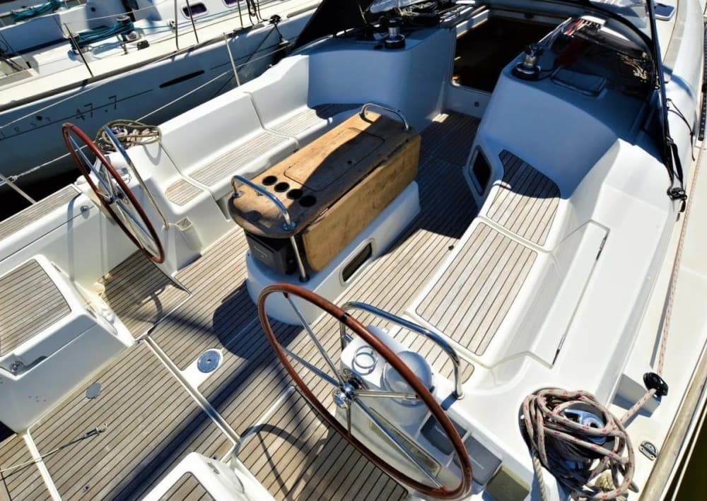 Naviga verso la serenità: una crociera di un giorno alla scoperta della bellezza incontaminata dell'isola di Dia