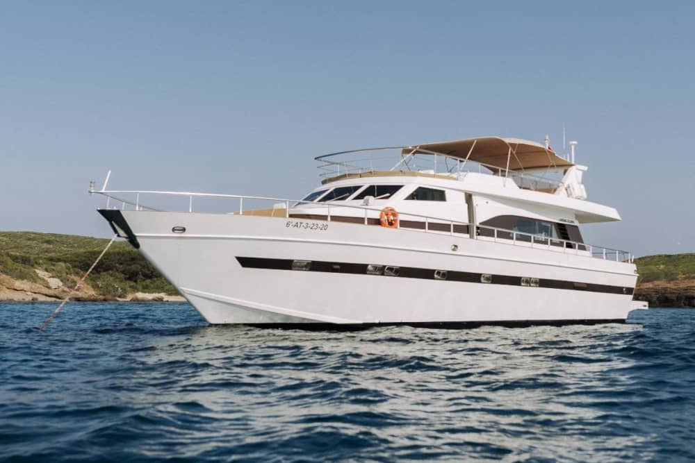 Concedetevi un'esperienza di lusso a Baiona trascorrendo un'intera giornata su uno yacht a motore.