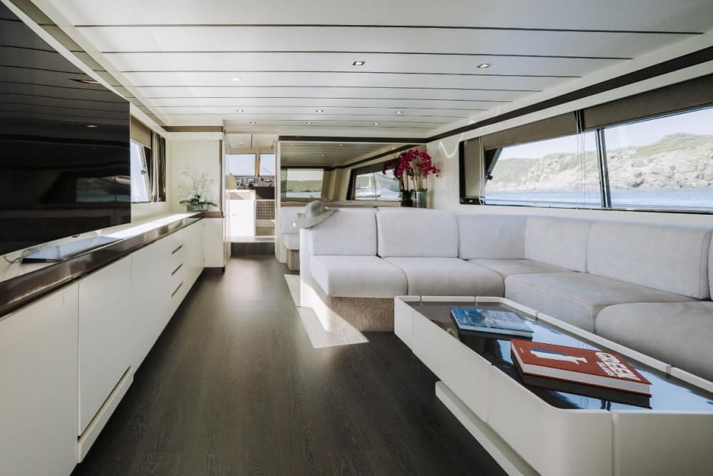 Offrez-vous une journée de luxe à Baiona en yacht à moteur.