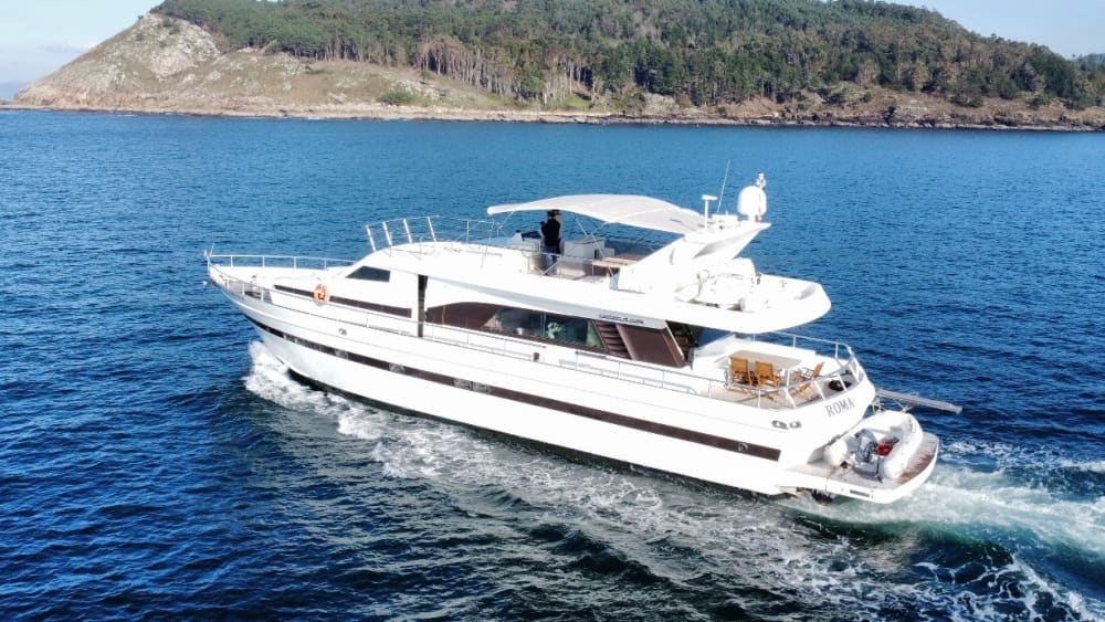 Concedetevi un'esperienza di lusso a Baiona trascorrendo un'intera giornata su uno yacht a motore.