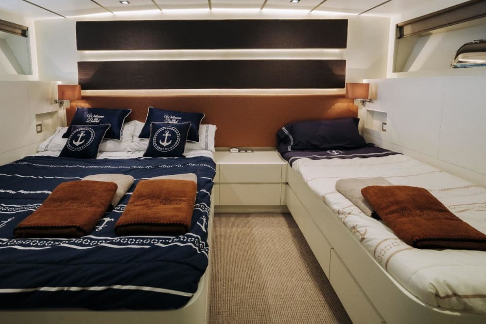 Genießen Sie den Luxus von Baiona mit einem ganztägigen Ausflug auf einer Motoryacht.