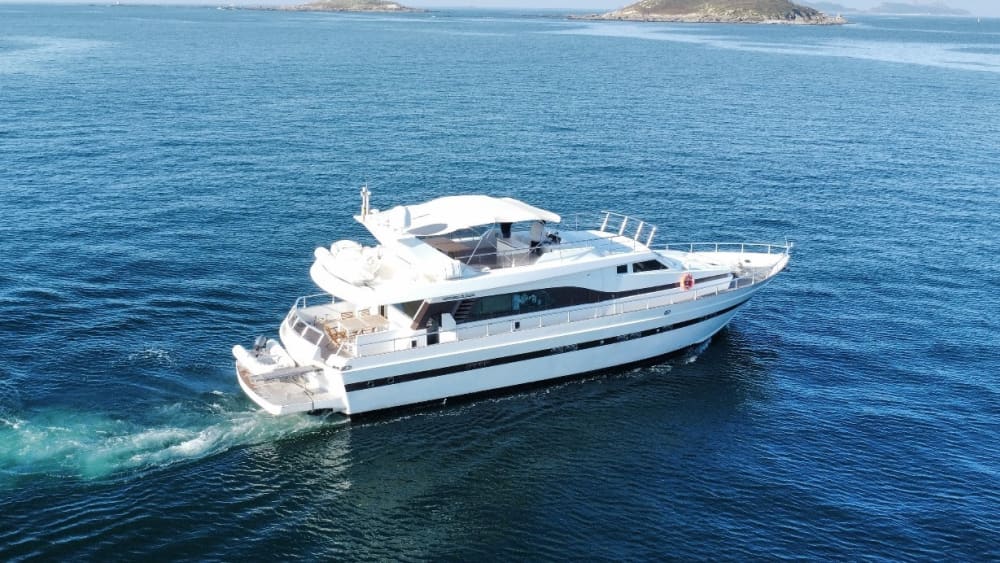 Genießen Sie den Luxus von Baiona mit einem ganztägigen Ausflug auf einer Motoryacht.