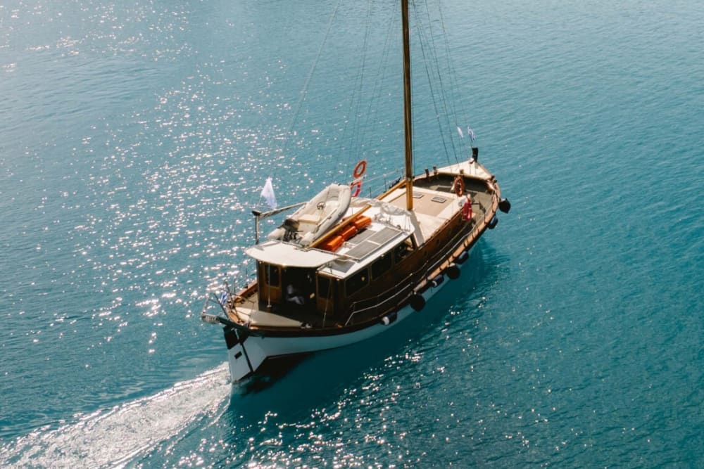 Enjoy 6h on a traditional yacht to explore Porto Cheli & Spetses