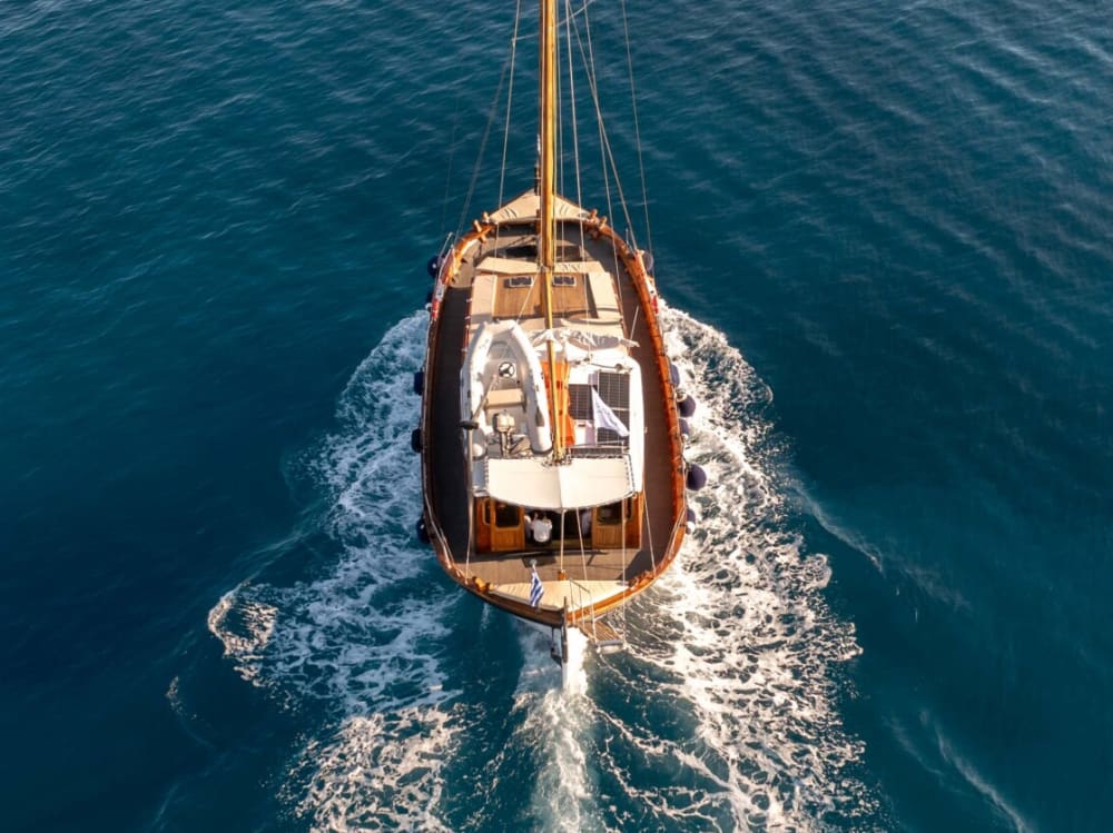 Enjoy 6h on a traditional yacht to explore Porto Cheli & Spetses