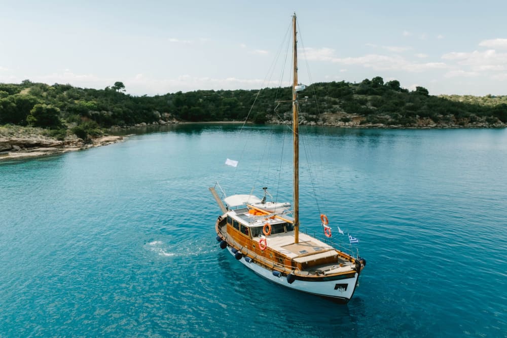 Enjoy 6h on a traditional yacht to explore Porto Cheli & Spetses