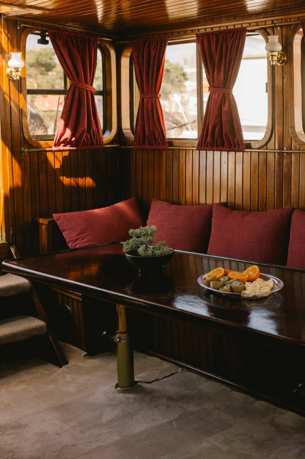 Enjoy 6h on a traditional yacht to explore Porto Cheli & Spetses