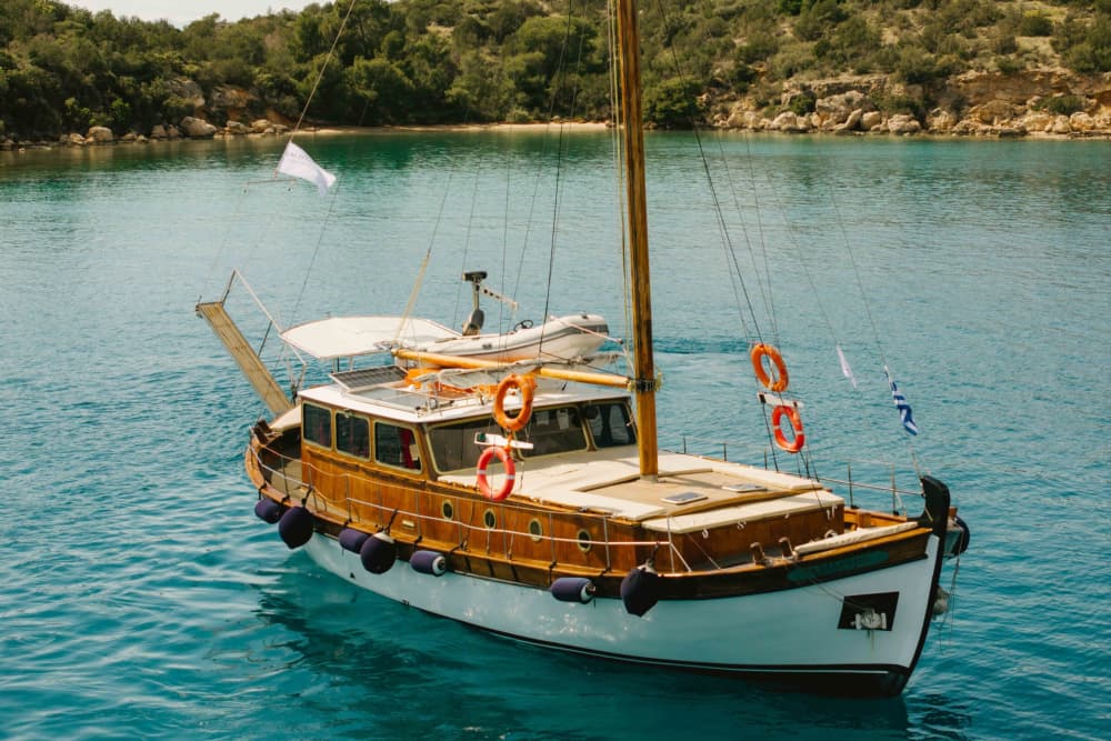 Enjoy 6h on a traditional yacht to explore Porto Cheli & Spetses