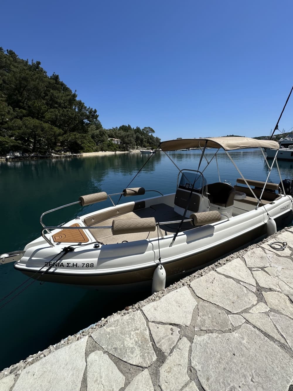 Goditi il sole con un'escursione in barca di 8 ore a Syvota.