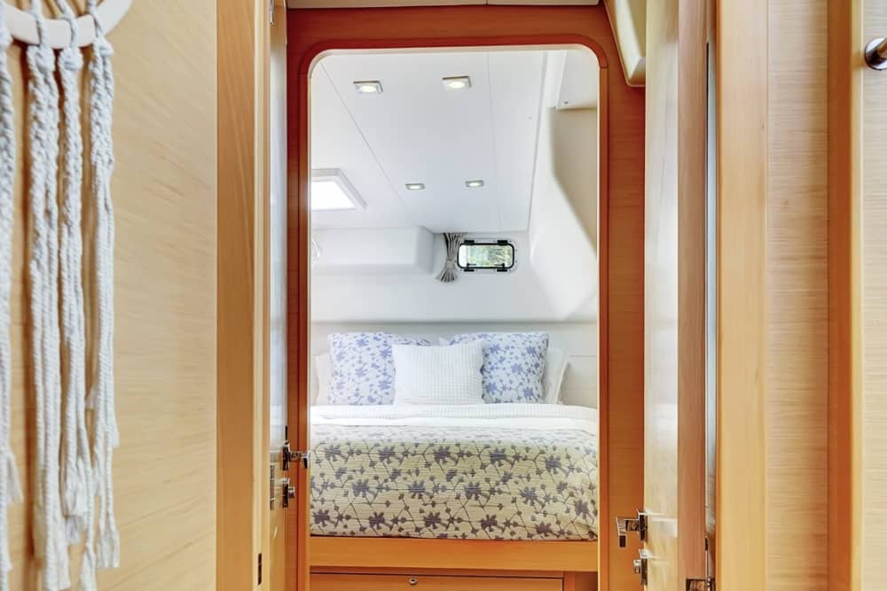 Spend a 9h sailing around Marigot on a sailboat