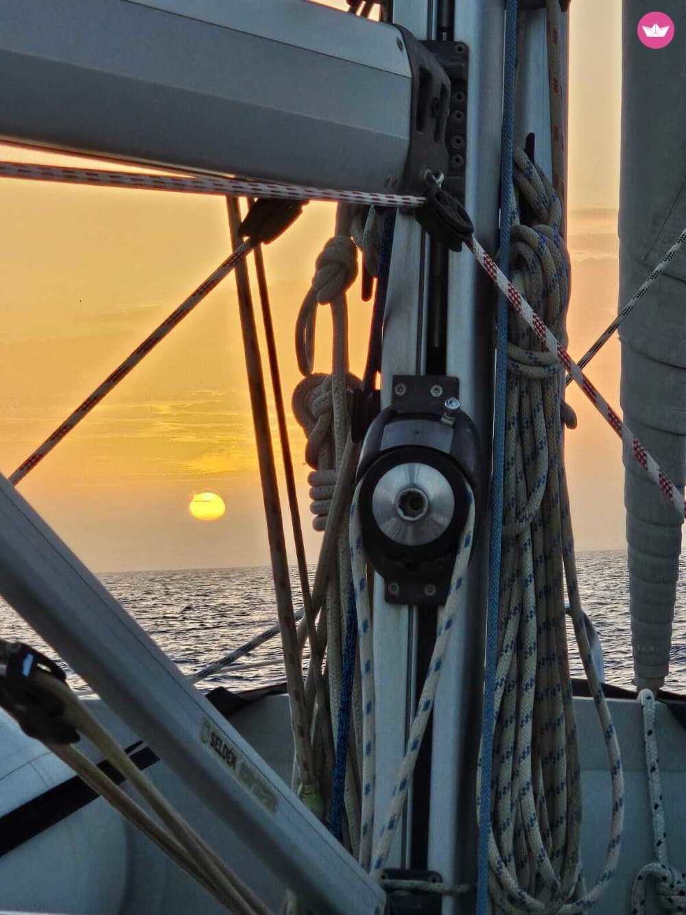 Zeiltocht bij zonsondergang. 3 uur durende privétour langs de kust van Marbella.