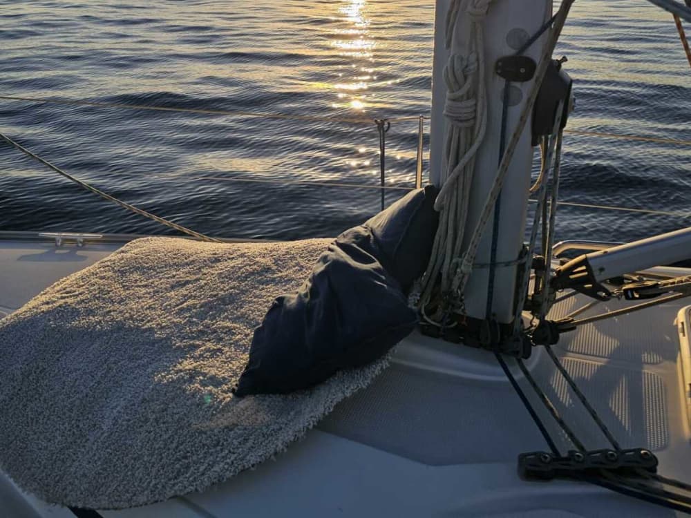 Zeiltocht bij zonsondergang. 3 uur durende privétour langs de kust van Marbella.