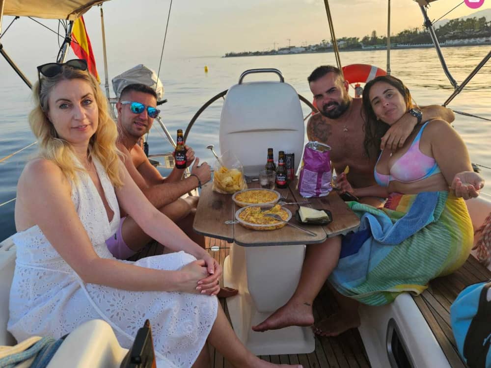 Zeiltocht bij zonsondergang. 3 uur durende privétour langs de kust van Marbella.