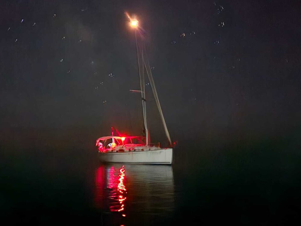 Zeiltocht bij zonsondergang. 3 uur durende privétour langs de kust van Marbella.