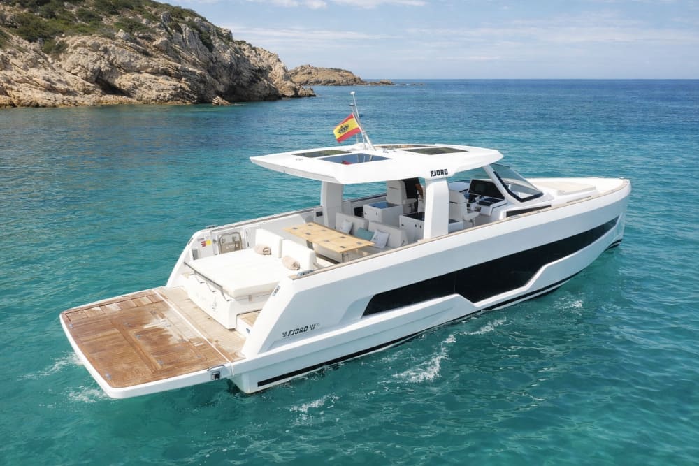 Experiencia de alquiler de barco en Ibiza a bordo de un nuevo Fjord 41 XL.