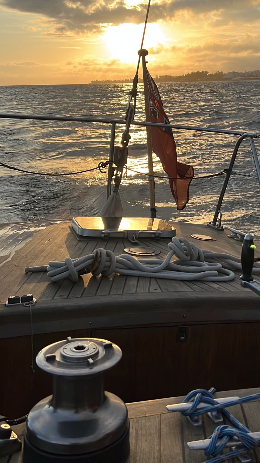Navegación al atardecer: la hora dorada en el mar