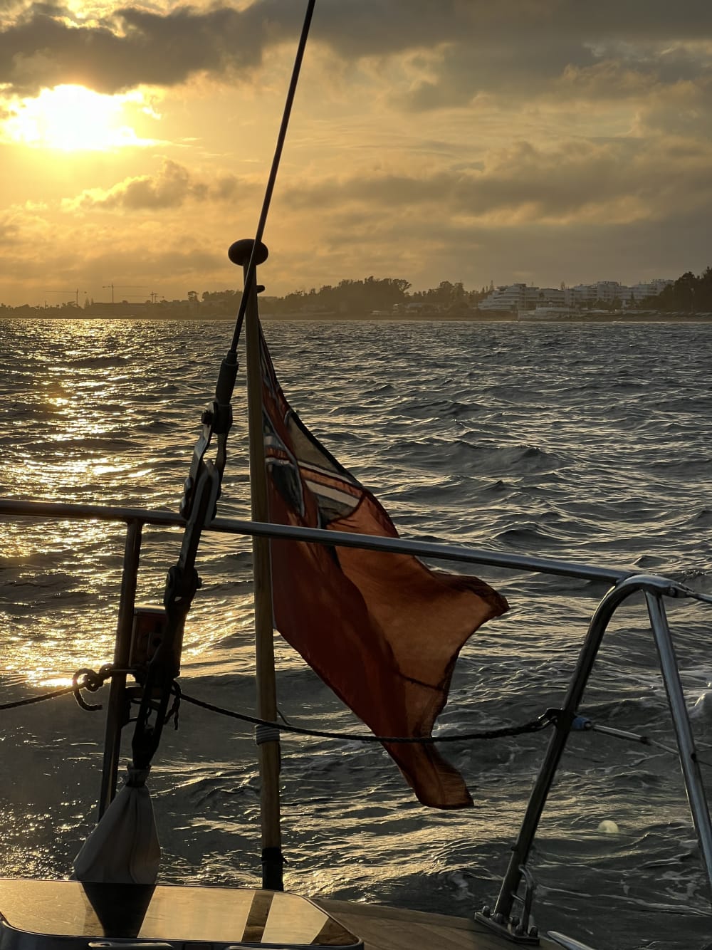 Navegación al atardecer: la hora dorada en el mar