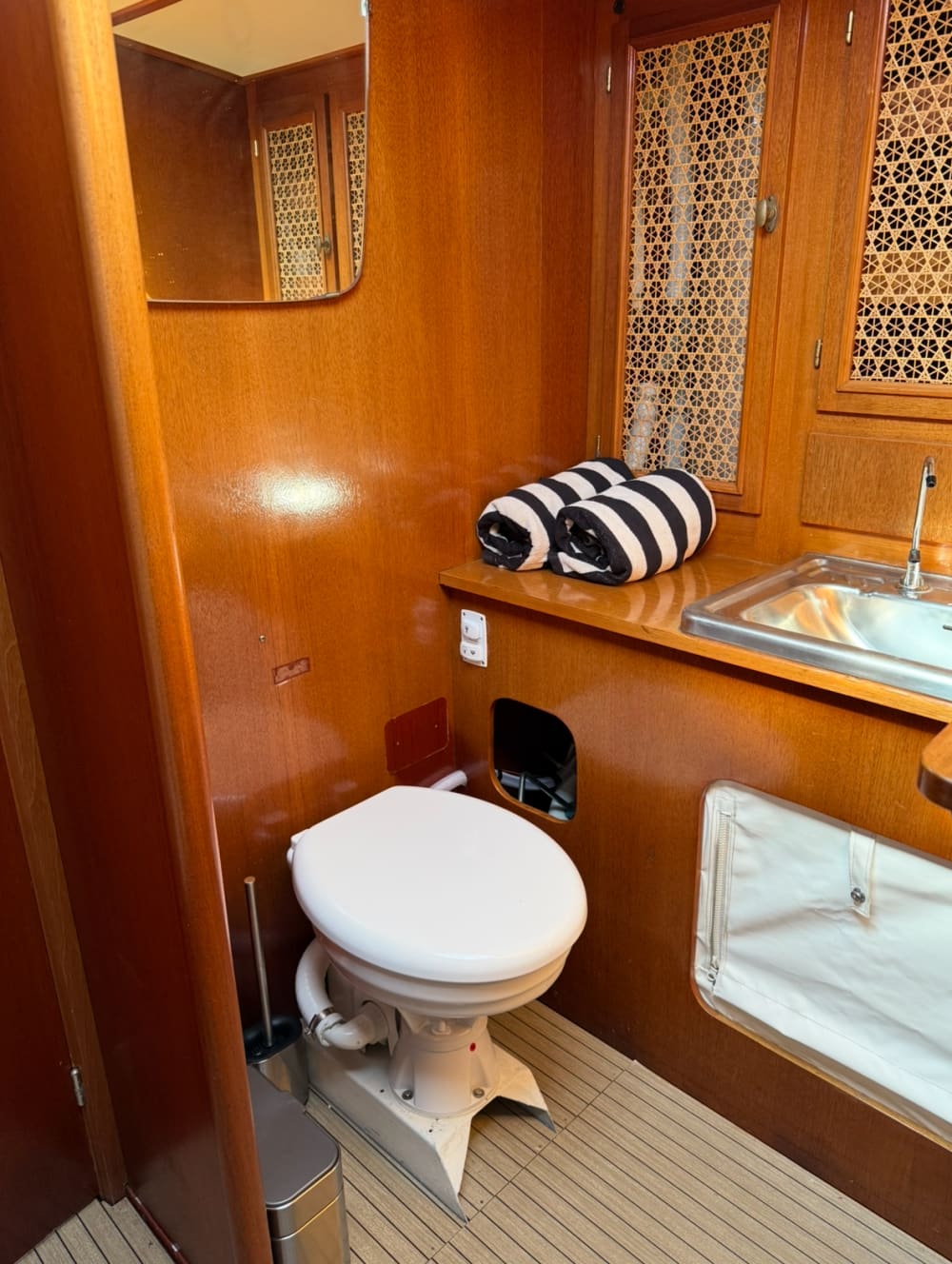 Full-Day Puerto Banús Yacht Charter