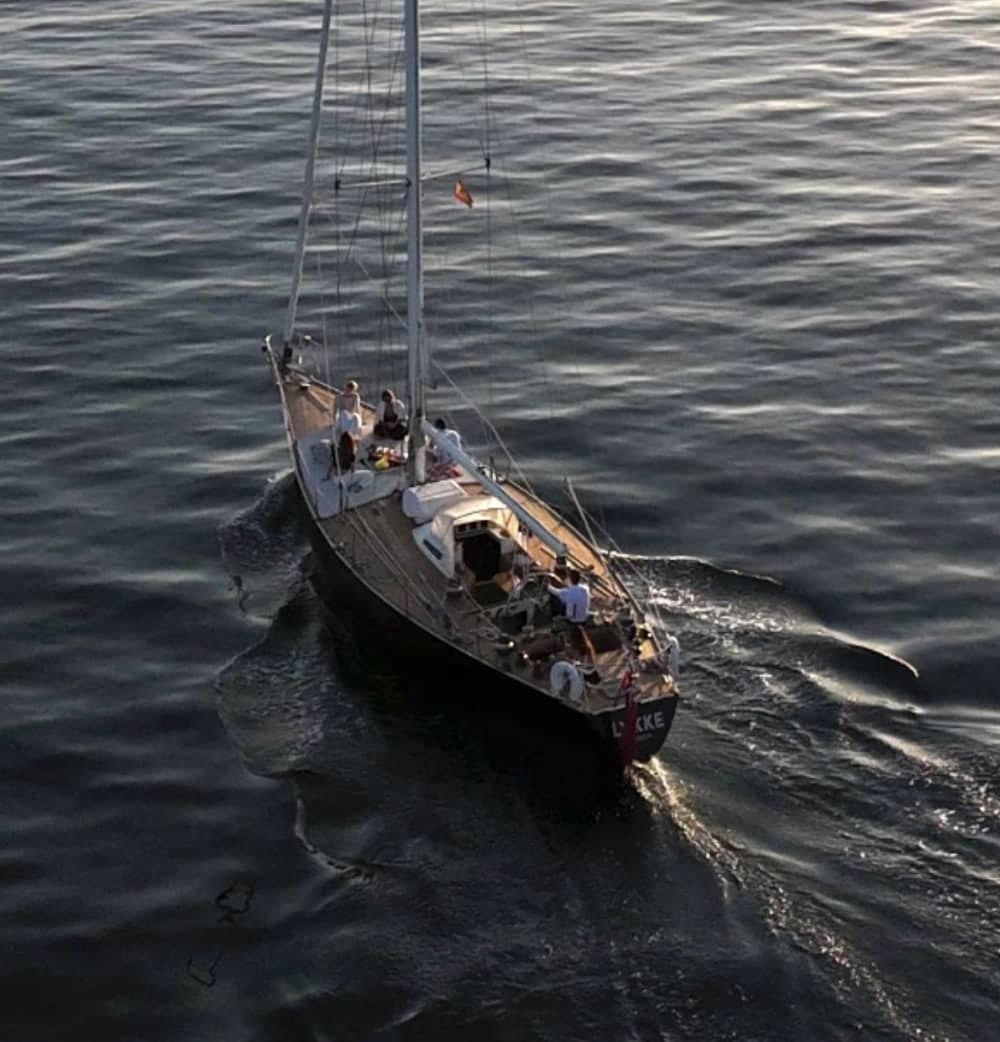 Navegación al atardecer: la hora dorada en el mar