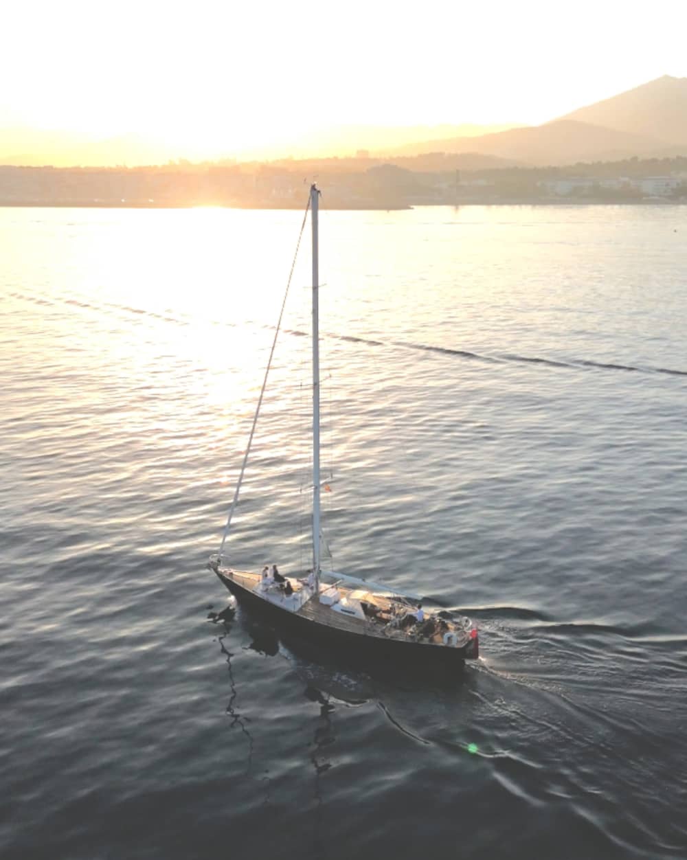 Navegación al atardecer: la hora dorada en el mar