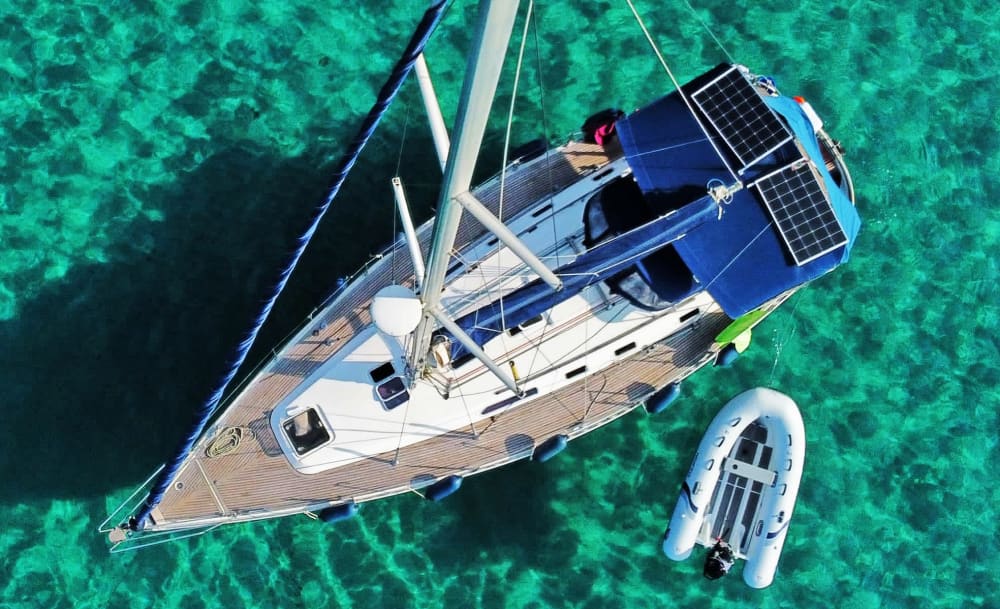 Trascorri 8 ore navigando intorno a Puerto Segur-Calafell su una barca a vela.