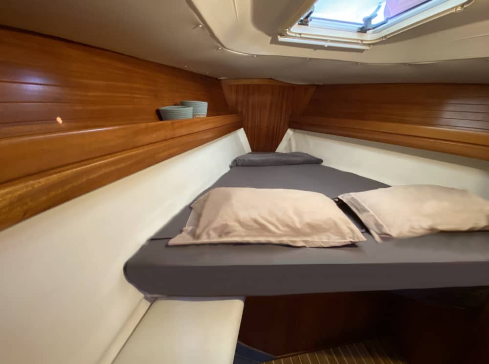 Trascorri 8 ore navigando intorno a Puerto Segur-Calafell su una barca a vela.