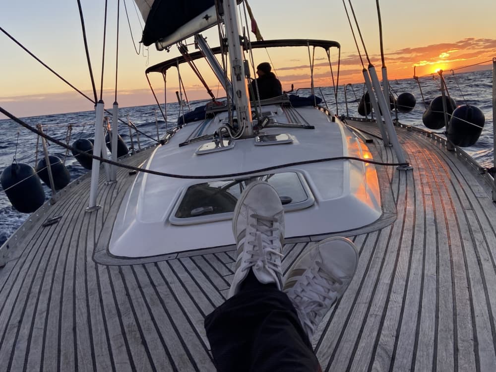 Trascorri 8 ore navigando intorno a Puerto Segur-Calafell su una barca a vela.