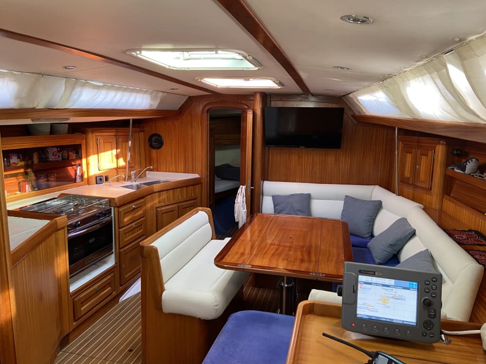 Trascorri 8 ore navigando intorno a Puerto Segur-Calafell su una barca a vela.