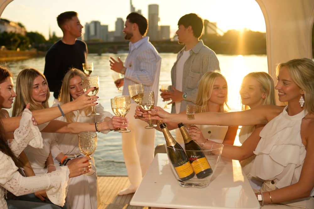 Geburtstagsparty auf einem Motorboot in Frankfurt mit Skyline Ausblick - 1h30