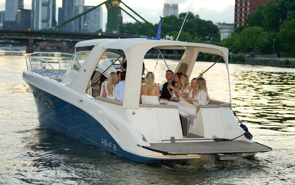 Junggesellinnenabschied auf einem Motorboot in Frankfurt mit Skyline Ausblick - 1h30