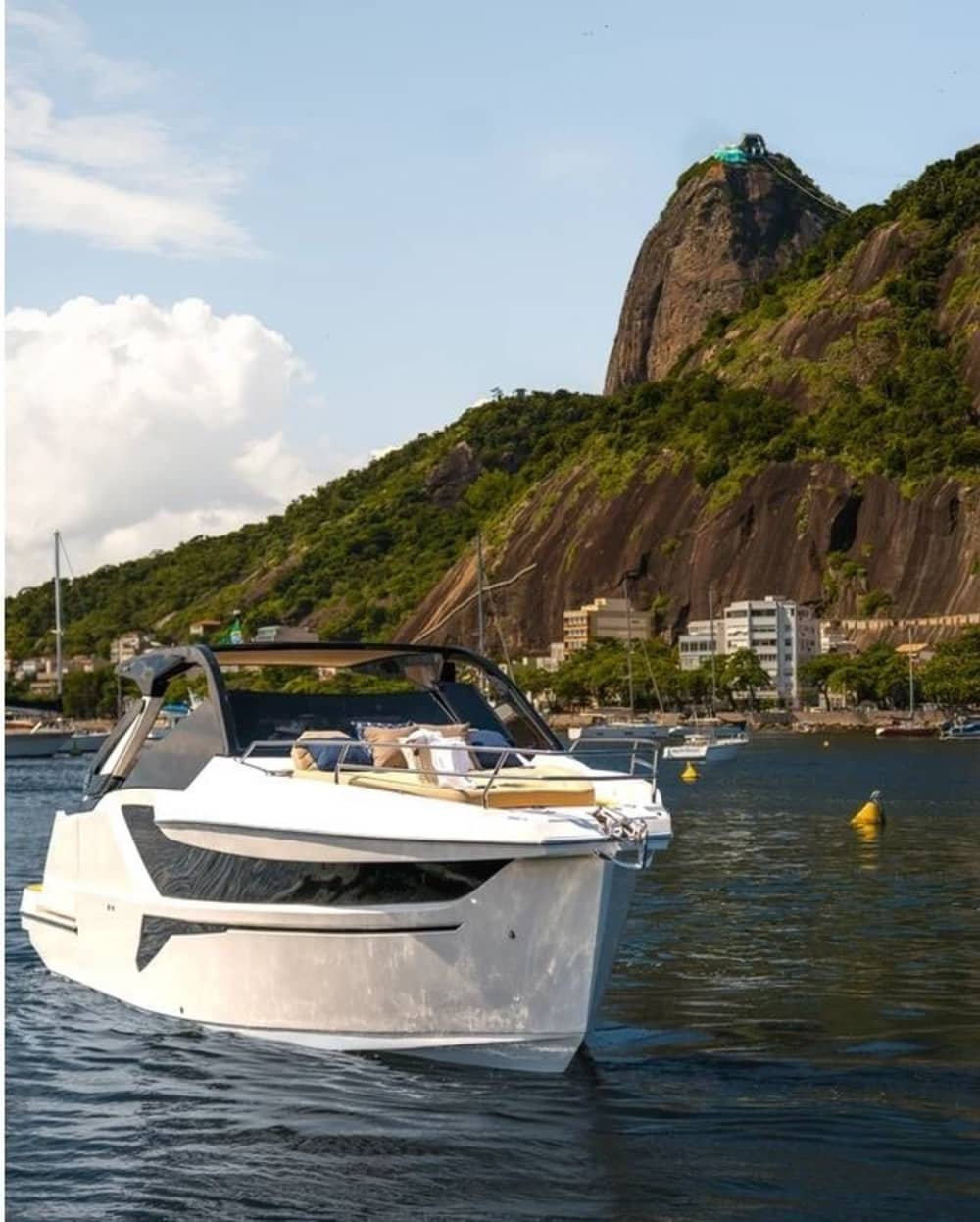 Passeio de barco de meio dia no Rio de Janeiro em uma lancha.