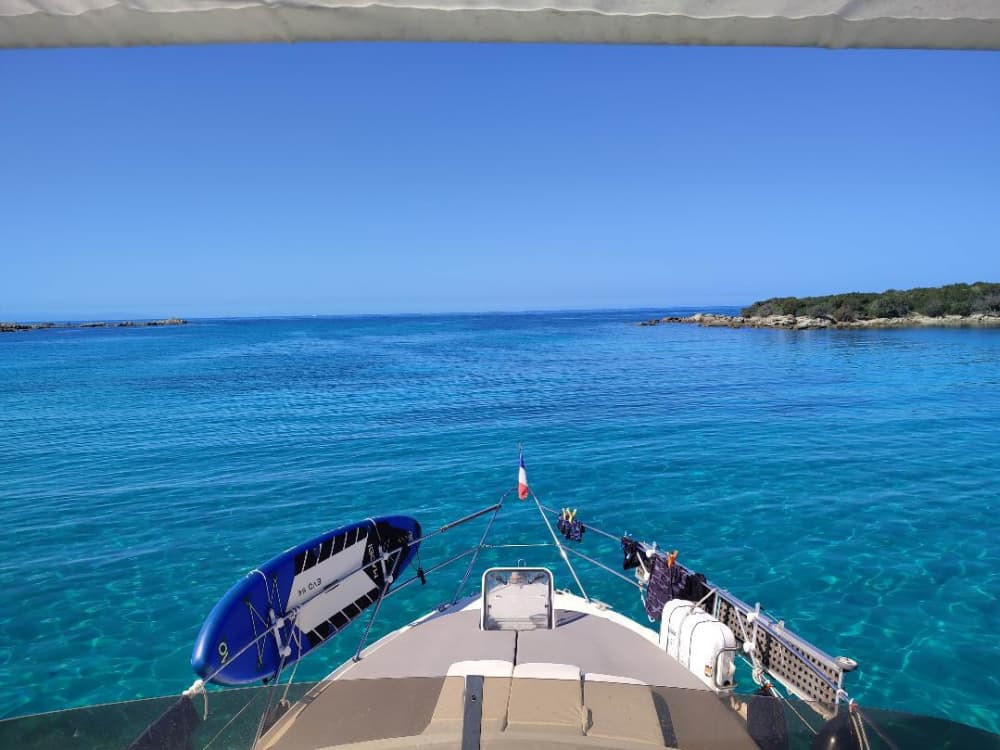 Profitez de chaque instant : une journée ensoleillée autour de Bandol en bateau à moteur