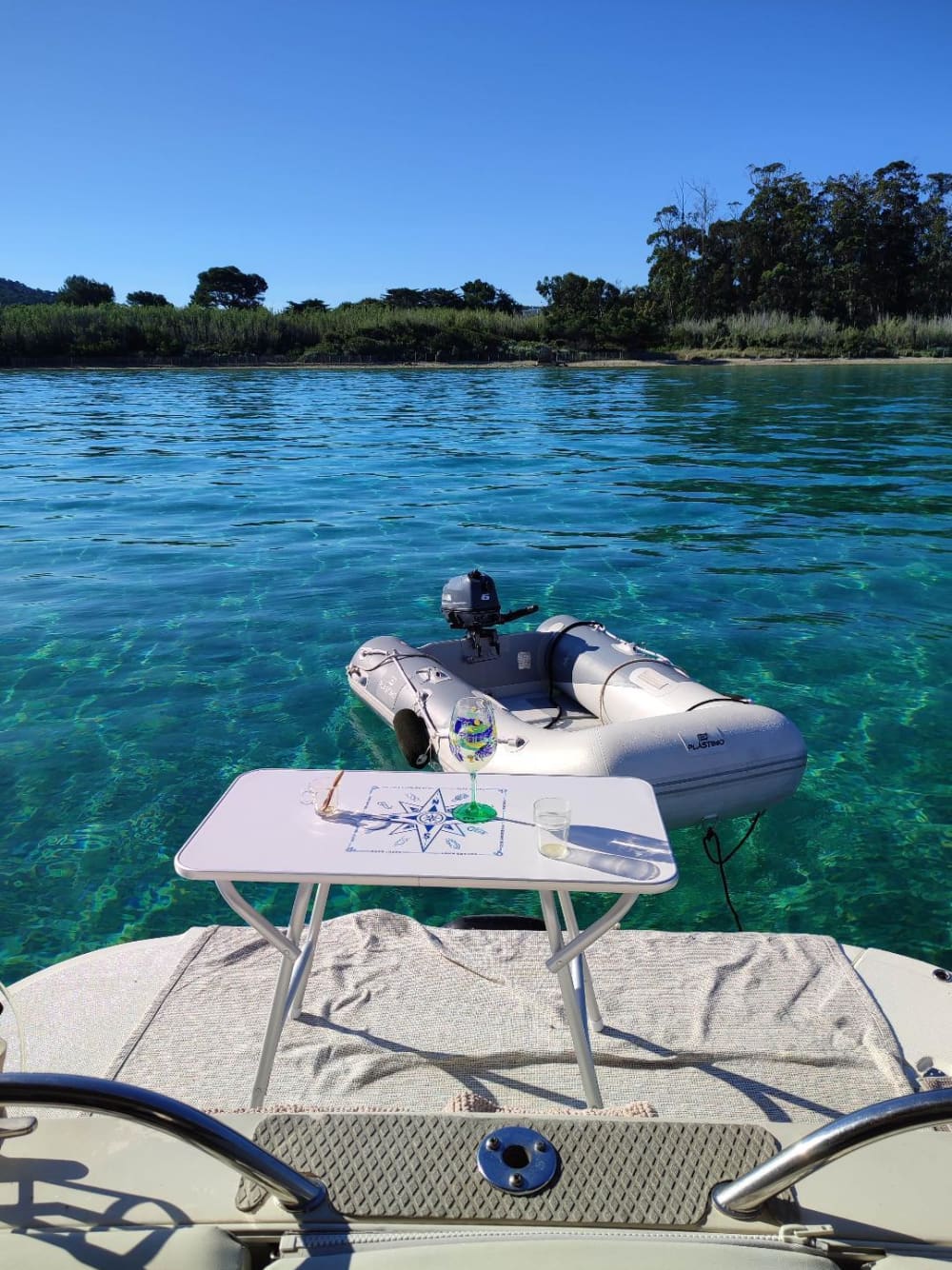 Profitez de chaque instant : une journée ensoleillée autour de Bandol en bateau à moteur