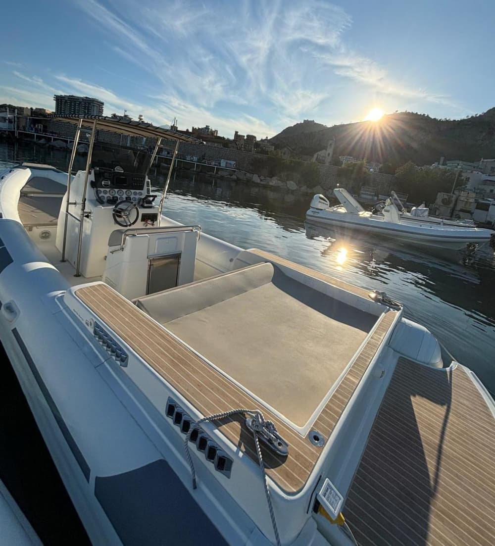 Relax on a 4h boat trip in Palermo