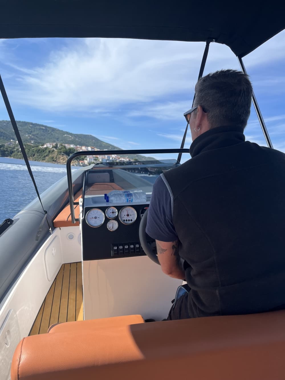 La tua giornata a Skiathos: noleggia una barca a motore per una giornata intera alla scoperta dell'isola.