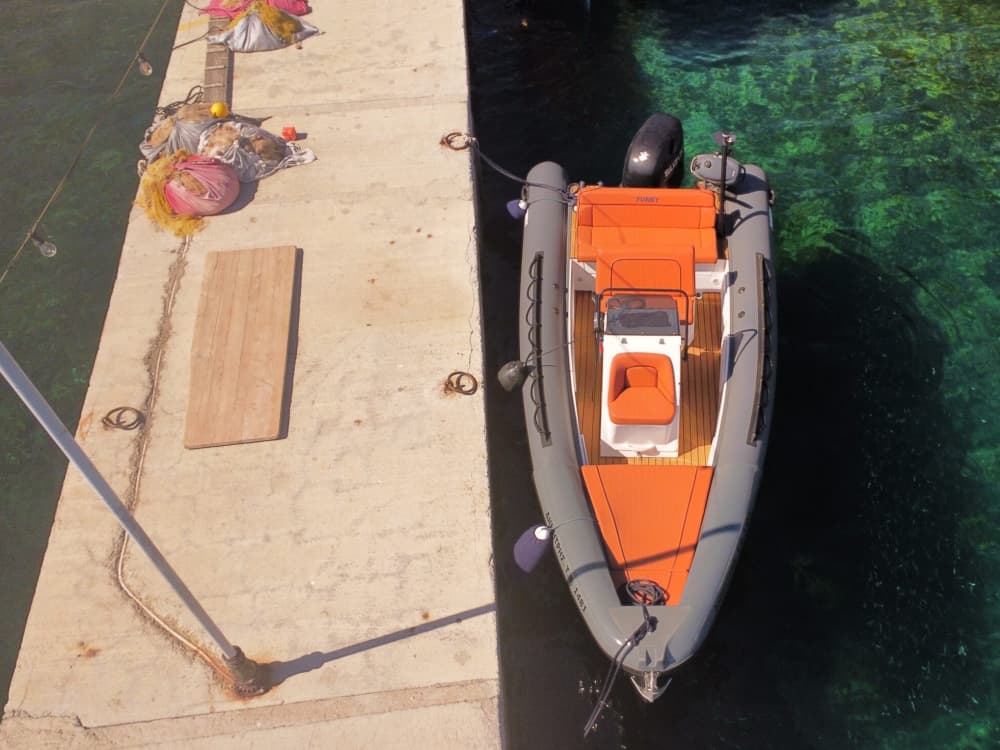 La tua giornata a Skiathos: noleggia una barca a motore per una giornata intera alla scoperta dell'isola.