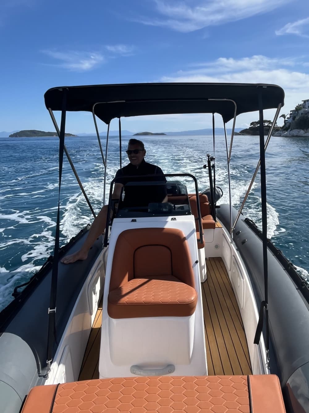 La tua giornata a Skiathos: noleggia una barca a motore per una giornata intera alla scoperta dell'isola.