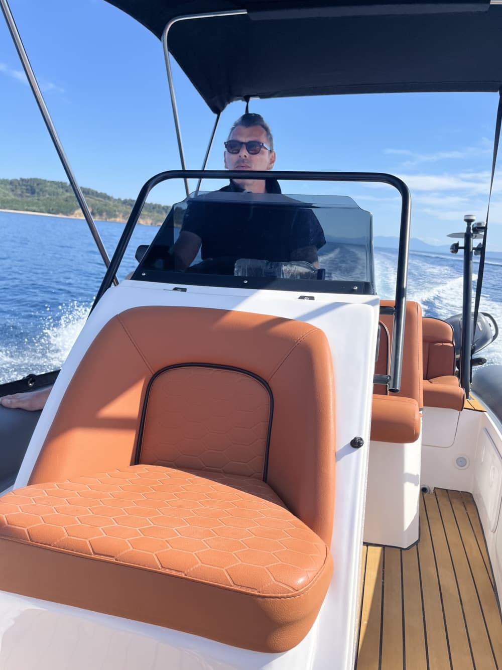 La tua giornata a Skiathos: noleggia una barca a motore per una giornata intera alla scoperta dell'isola.