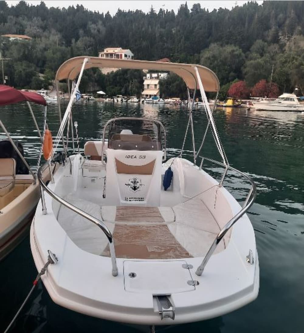 Découvrez Paxi : une journée entière de soleil sur un bateau à moteur